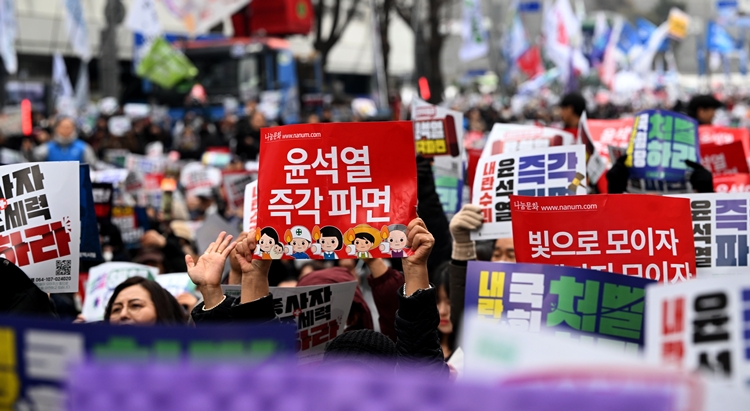 15일 오후 광주 동구 금남로와 5·18민주광장 일대에서 열린 윤석열 정권 즉각 퇴진·사회대개혁 광주비상행동 주관 광주시민총궐기대회에 참석한 시민들이 대통령 탄핵 촉구 손팻말을 들어올리고 있다. / 뉴시스