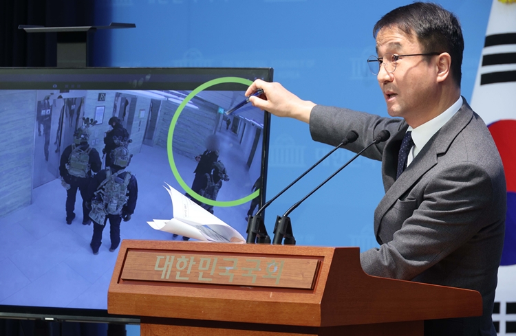 더불어민주당은 17일 자당이 공개한 ‘계엄군, 국회 일부 단전 실행 영상’에 대해 윤석열 대통령 측이 ‘대통령이 지시한 적 없다’는 입장을 내놓자 “비겁하고 구차하다”고 직격했다. 사진은 한병도 의원을 비롯한 민주당 내란 국정조사특별위원회 위원들이 전날(16일) 오전 국회 소통관에서 열린 현안관련 긴급 기자회견에서 발언을 하고 있는 모습. 국조특위는 지난해 12월 4일 새벽, 국회에 진입한 계엄군이 국회 본관 일부 전력을 차단했다고 밝혔다. / 뉴시스