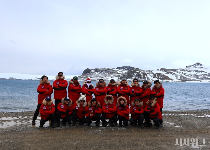 극지연구소는 17일 대한민국 남극과학기지 월동연구대를 공개 모집한다고 밝혔다. 지원 기간은 이달 17일부터 다음 달 17일까지 약 한 달간이다. 사진은 제38차 남극세종과학기지 월동연구대./ 사진=남극특별취재팀(김두완기자, 박설민 기자)