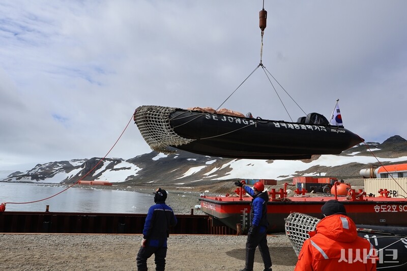 제38차 남극세종과학기지 월동연구대의 임무 현장 모습./ 사진=남극특별취재팀(김두완기자, 박설민 기자)