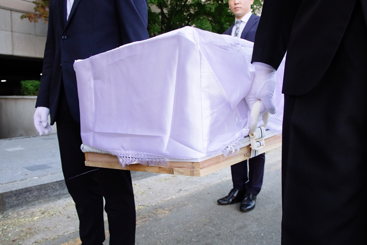 17일 국민건강보험공단이 공개한  ‘2023년 장기요양 사망자의 사망 전 1년간 급여이용 실태 분석’ 자료에 따르면, 돌봄수급노인의 67.5%가 임종 장소로 자택을 선호하는 것으로 나타났다. / 게티이미지뱅크