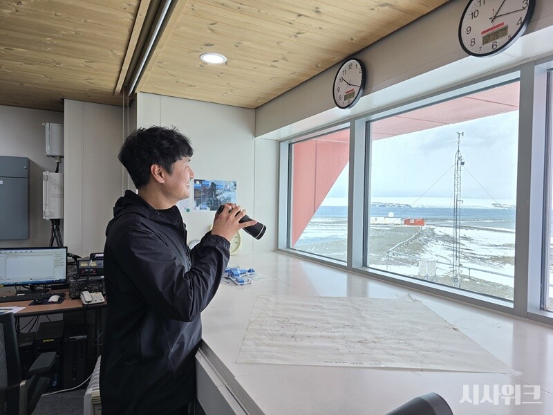 기상 대원은 해안가의 유빙을 관측하는 업무도 담당한다. 유빙의 유무(有無)부터 증가 현황 등을 파악한다. / 사진=남극특별취재팀 