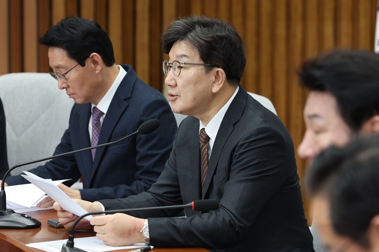 권성동 국민의힘 원내대표가 18일 오전 서울 여의도 국회에서 열린 원내대책회의에서 발언하고 있다.  /뉴시스