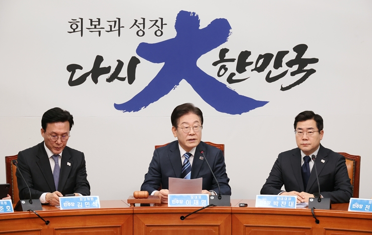이재명(가운데) 더불어민주당 대표가 17일 오전 서울 여의도 국회에서 열린 최고위원회의에서 발언하고 있다. 왼쪽부터 김민석 최고위원, 이 대표, 박찬대 원내대표. / 뉴시스