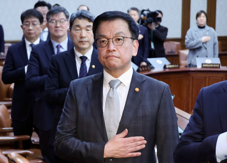 최상목 대통령 권한대행 부총리 겸 기획재정부 장관이 18일 정부서울청사에서 열린 국무회의에서 국기에 경례하고 있다. (대통령실통신사진기자단) / 뉴시스