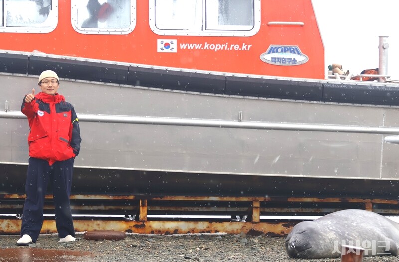 최근 남극 미생물 환경은 ‘기후변화’의 영향에 노출돼 있다. 유진선 충북대학교 환경미생물학 연구실 메탄산화팀 연구원은 남극세종과학기지’에서 기후변화로 인한 남극 미생물들의 생태환경변화를 연구했다./ 사진=남극특별취재팀