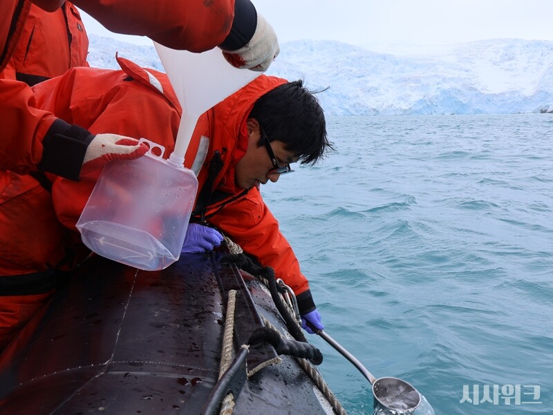 남극세종기지 인근에 위치한 ‘마리안 소만(Marian Cove)’ 해역에서 빙하 융빙수가 들어간 해수 샘플을 채취하는 유진선 연구원./ 사진=남극특별취재팀