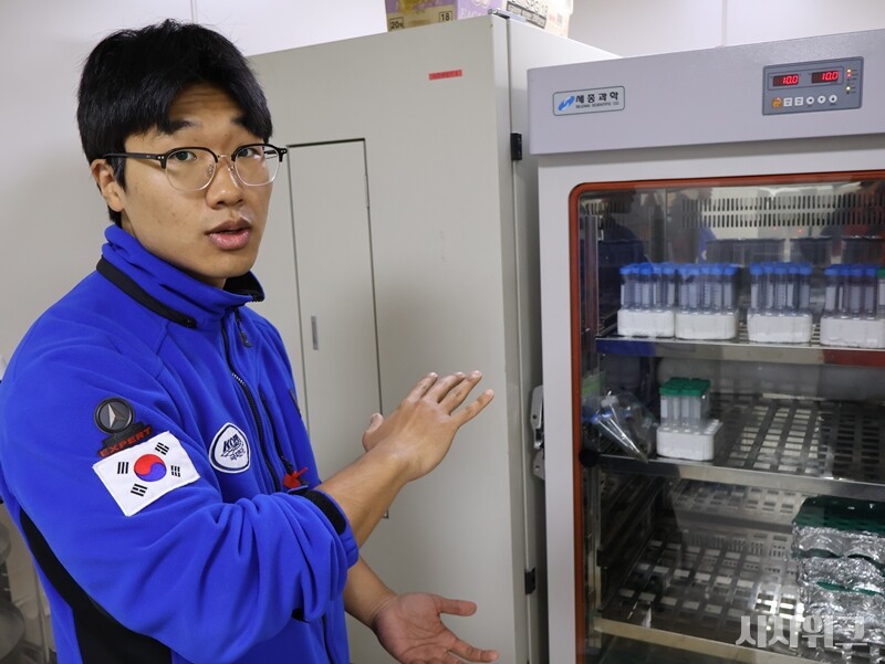 유진선 연구원은 남극세종기지 인근에서 수집한 샘플로 ‘질산화미생물(nitrifying microorganisms)’을 중점 연구한다. 남극과 같은 극지의 질산화미생물은 질소와 탄소를 매개로 다양한 대사 과정을 한다./ 사진=남극특별취재팀