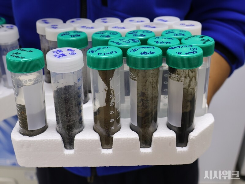 마리안 소만 빙벽 근처 앞바다에서 채취한 토양 및 융빙수, 해수 샘플들. 냉동 및 검역 과정을 거쳐 국내로 반입된다./ 사진=남극특별취재팀