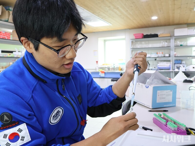 마리안 소만 빙벽 근처 앞바다에서 채취한 샘플은 기지 내 공동연구실에서 간단한 분석을 거친다./ 사진=남극특별취재팀