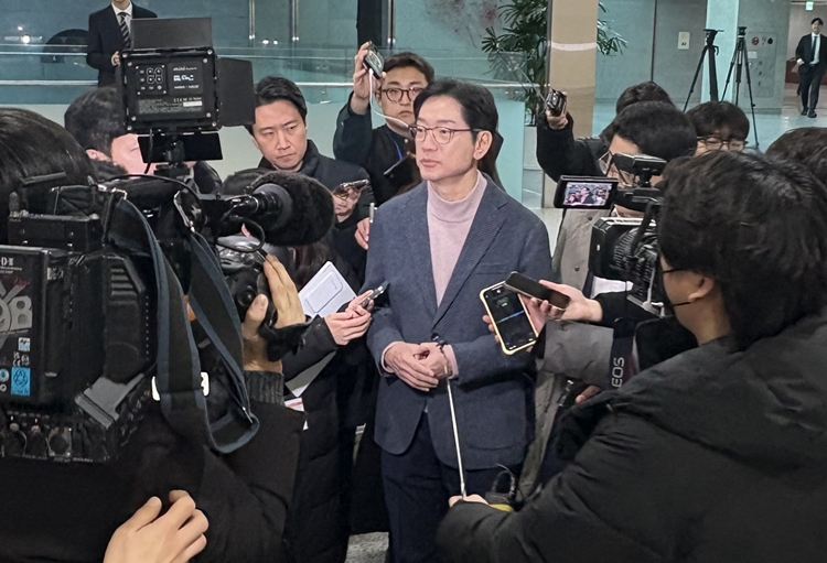 김경수 전 경남도지사가 18일 서울 여의도 국회 의원회관에서 열린 행정수도 세종 이전의 추진방안과 과제 토론회에 참석하며 취재진에게 질문 세례를 받고 있다. / 김경수 전 경남도지사 측 제공