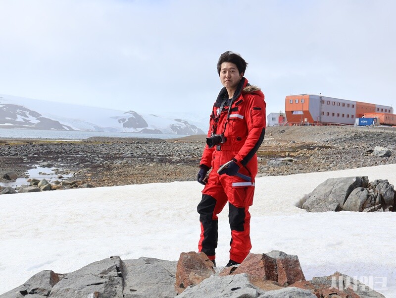 고용수 대원은 세종기지가 있는 킹조지섬 바톤반도를 중심으로 진행되고 있는 지질‧지구물리 분야 연구를 담당한다. / 사진=남극특별취재팀
