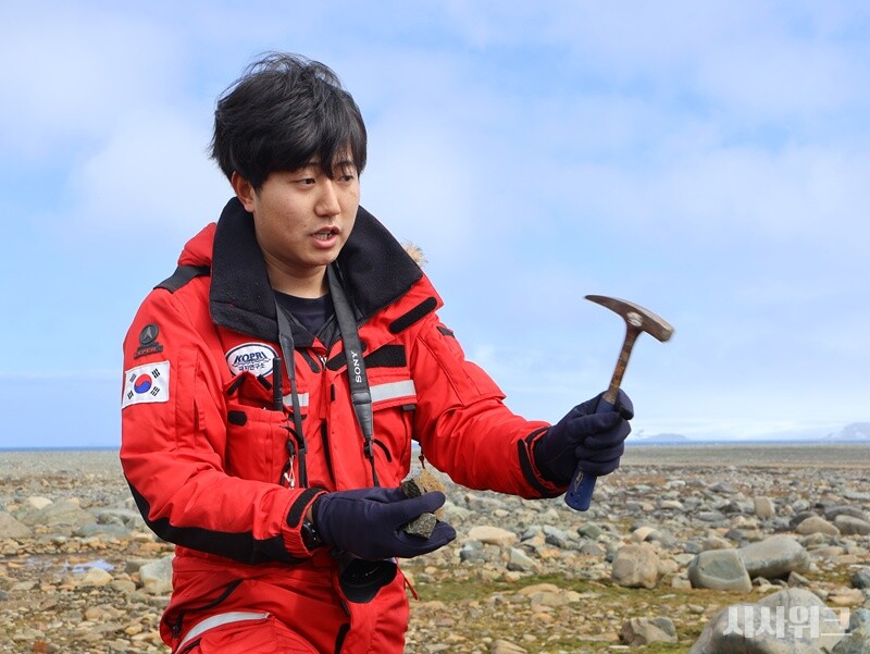 지질학도인 고용수 대원은 세종기지 외부를 다닐 때면 항상 주변에 놓인 돌들을 유심히 관찰한다. / 사진=남극특별취재팀 