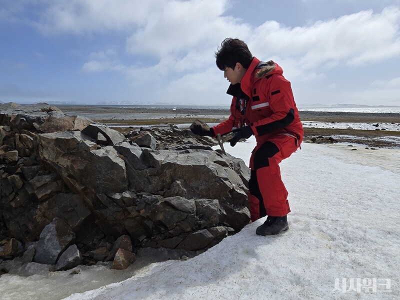 사진은 고용수 지질‧지구물리 대원이 세종기지 주변 지질 환경 조사를 실시하는 모습이다. / 사진=남극특별취재팀 