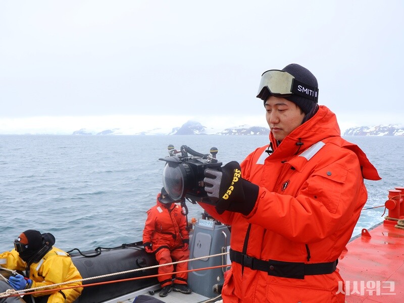 2024년 12월 28일 세종기지 대원이 중국 장성기지 초청으로 방문하는 현장을 고용수 대원이 촬영하고 있는 모습이다. / 사진=남극특별취재팀