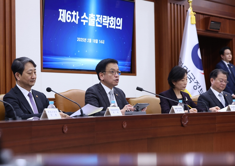 최근 추경(추가경정예산안) 편성이 필요하다는 목소리가 커지고 있는 가운데, 정부도 추경 필요성에 인정하고 있다. 사진은 최상목 대통령 권한대행 부총리 겸 기획재정부 장관이 18일 정부서울청사에서 열린 수출전략회의를 주재하고 있는 모습. / 뉴시스