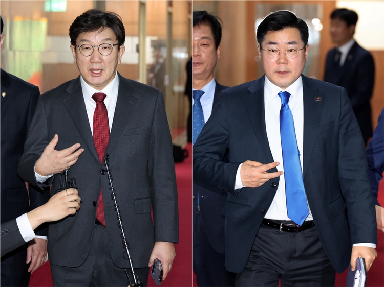 최근 추가경정예산(추경) 편성이 필요하다는 목소리가 커지고 있고, 정치권에서도 추경 편성에 대한 공감대가 형성된 상황이다. 사진은 권성동(왼쪽) 국민의힘, 박찬대 더불어민주당 원내대표가 지난달 17일 국회에서 우원식 국회의장 주재 여야 원내대표를 회동을 마치고 의장실을 나서고 있는 모습. / 뉴시스