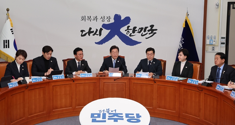 더불어민주당은 19일 최상목 대통령 권한대행 부총리 겸 기획재정부 장관을 향해 박현수 서울경찰청장 직무대리 등 ‘경찰 인사’에 대해 “즉각 중단하라”고 촉구했다. 사진은 이재명 대표가 이날 오전 국회에서 열린 최고위원회의에서 발언하고 있는 모습. / 뉴시스