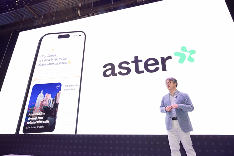 통신3사는 공통적으로 통신설비투자를 줄이고 비통신 저수익 사업을 정리하며 AI(인공지능) 사업에 집중하는 중이다. 사진은 정석근 SKT GPAA 사업부장이 지난달 7일 (현지 시각) 미국 라스베이거스에서 열린 기자간담회에서 SKT의 글로벌 AI 에이전트 '에스터'에 대해 발표하는 모습. / SKT