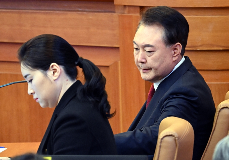 윤석열 대통령이 지난 13일 서울 종로구 헌법재판소에서 열린 윤석열 대통령 탄핵심판 8차 변론에 출석해 변호인과 대화하고 있다. / 뉴시스