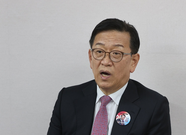 윤석열 대통령 측 변호인인 석동현 변호사가 19일 서울 서초구 한 사무실에서 헌법재판소의 위헌·위법한 탄핵심판 심리를 비판하는 기자회견을 하고 있다. / 뉴시스