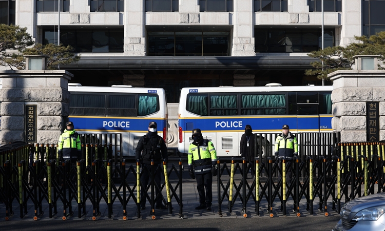 헌법재판소가 오는 25일 윤석열 대통령 탄핵심판 변론을 종결하기로 했다. 약 2주에 걸친 평의를 거쳐 다음 달 초중순이면 선고가 이뤄질 것으로 보인다. 사진은 21일 서울 종로구 헌법재판소. / 뉴시스