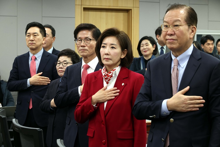김문수 고용노동부 장관을 비롯한 참석자들이 19일 오전 서울 여의도 국회 의원회관 세미나실에서 열린 2030·장년 모두 Win-Win하는 노동개혁 대토론회에서 국민의례를 하고 있다. 오른쪽부터 권영세 국민의힘 비상대책위원장, 나경원 의원, 김 장관, 임이자, 김기현 의원. /뉴시스