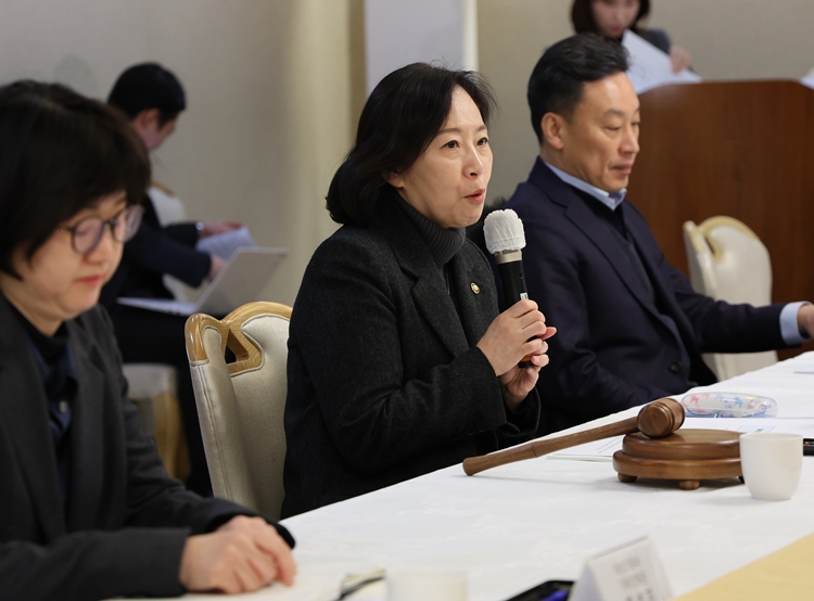 21일 서울 종로구 정부서울청사에서 개최된 제40차 양육비이행심의위원회에서 발언하는 여성가족부 신영숙 차관의 모습. / 뉴시스