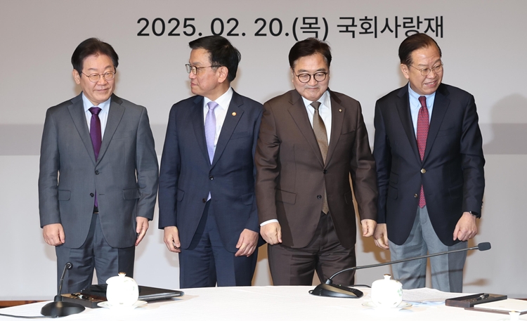 (사진 왼쪽부터) 이재명 더불어민주당 대표, 최상목 대통령 권한대행 부총리 겸 기획재정부 장관, 우원식 국회의장, 권영세 국민의힘 비상대책위원장이 20일 서울 여의도 국회 사랑재에서 열린 국정 안정을 위한 국회-정부 국정협의회에서 기념촬영을 마치고 자리로 향하고 있다. / 뉴시스