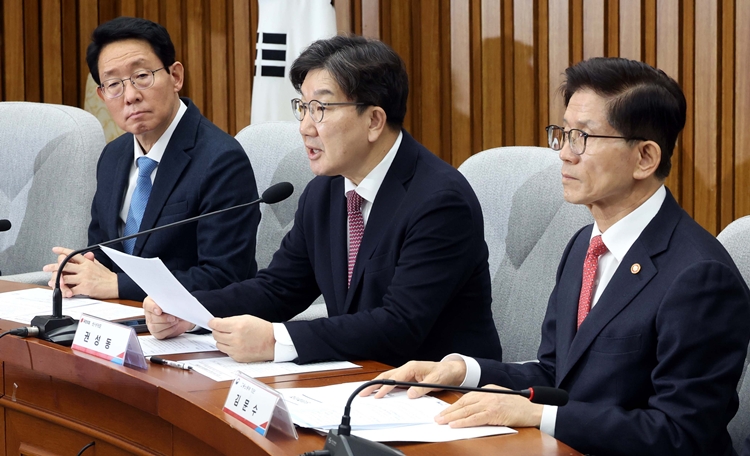 권성동 국민의힘 원내대표가 21일 오전 서울 여의도 국회에서 열린 국민 안전점검 당정협의회에서 발언을 하고 있다. / 뉴시스