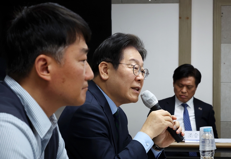 이재명 더불어민주당 대표가 21일 오후 서울 중구 민주노총에서 열린 민주노총-더불어민주당 대표 간담회에서 발언하고 있다. / 뉴시스