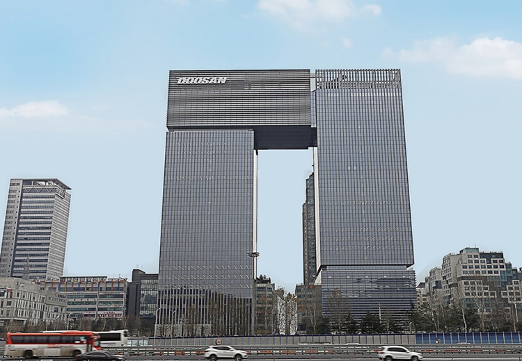 두산그룹이 육아휴직자의 동료들에게 지원금을 지급하는 제도를 도입했다. / 두산그룹