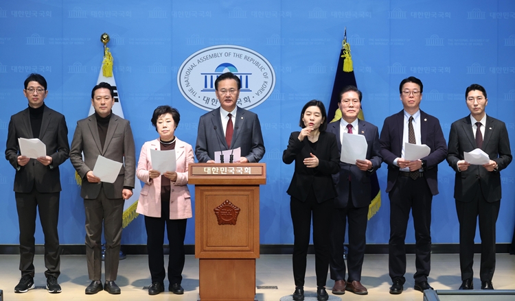 유상범 국회 법제사법위원회 국민의힘 간사를 비롯한 의원들이 24일 오전 서울 여의도 국회 소통관에서 열린 공수처 압수수색 영장 관련 입장발표 기자회견에서 발언을 하고 있다. / 뉴시스