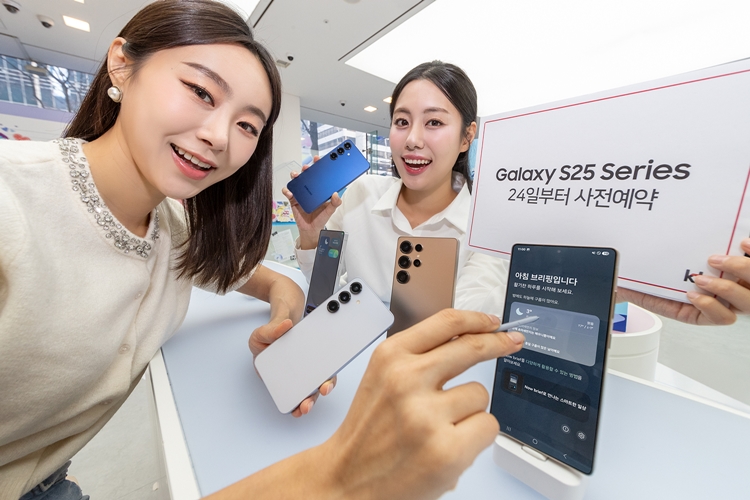 24일 공정위 관계자는 서울사무소에 KT의 갤럭시S25 사전예약 강제 취소 관련 국민신문고 민원이 들어와 사실관계를 파악하고 있다고 밝혔다. / KT