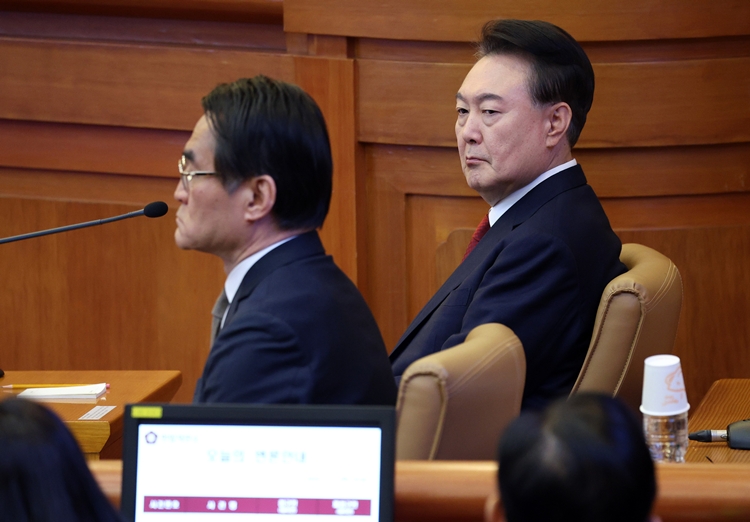 정치권 일각에선 윤석열 대통령이 최후 진술을 통해 비상계엄 사태를 사과하고, 헌법재판소의 결과에 승복하겠다는 메시지를 내놓아야 한다는 목소리가 나온다. / 뉴시스 