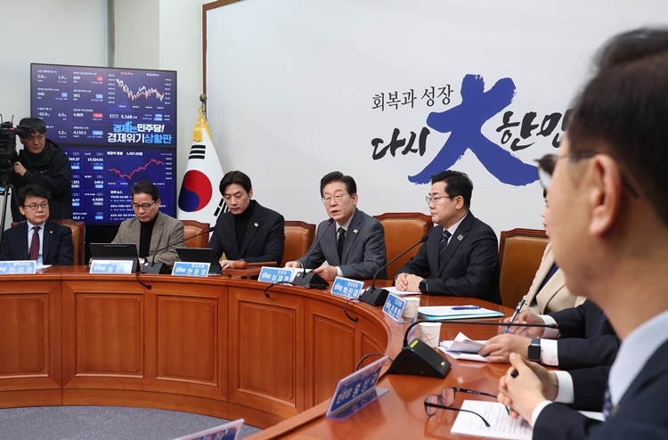 헌법재판소의 윤석열 대통령 탄핵 심판 최종 변론이 하루 앞으로 다가온 가운데, 더불어민주당이 ‘윤 대통령 탄핵 인용’을 위해 총력을 기울이고 있다. 사진은 이재명 대표가 24일 국회에서 열린 최고위원회의에서 발언하고 있는 모습. / 뉴시스