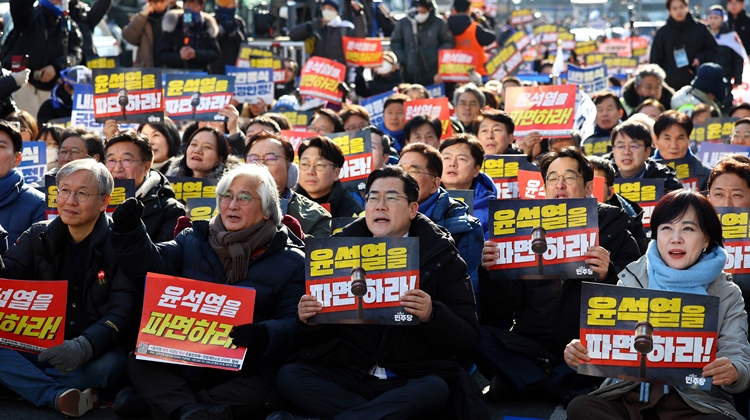 지난 22일 오후 서울 종로구 안국역 인근에서 열린 내란종식·헌정수호를 위한 윤석열 파면 촉구 범국민대회에서 더불어민주당 박찬대 원내대표를 비롯한 국회의원들과 윤석열 대통령 탄핵을 촉구하는 시민들이 구호를 외치고 있다. / 뉴시스