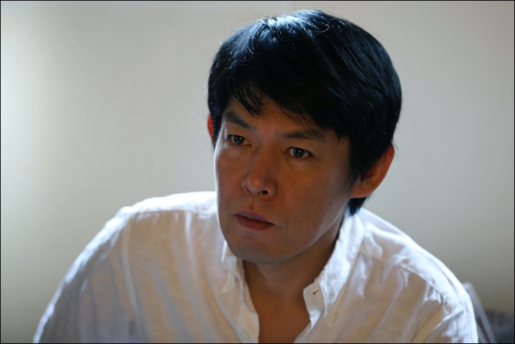 탄탄한 필력으로 일본은 물론, 국내 관객을 매료하고 있는 사카모토 유지 각본가. / 미디어캐슬