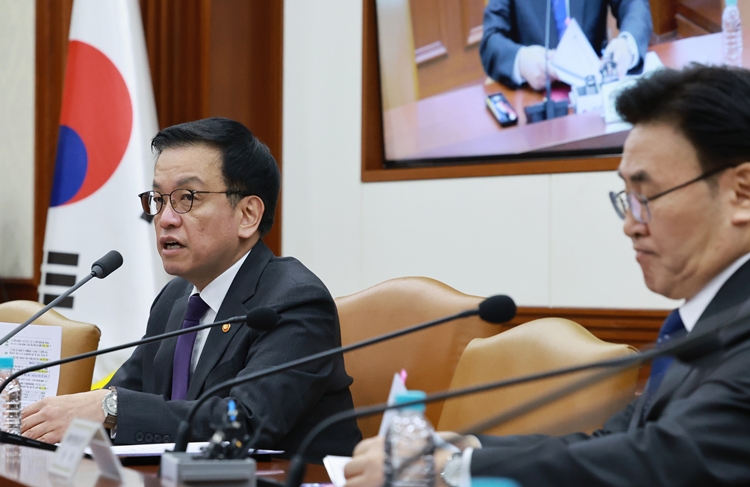 최상목 대통령 권한대행 부총리 겸 기획재정부 장관이 25일 정부서울청사에서 열린 '국정현안관계장관회의 겸 경제관계장관회의'를 주재하고 있다. (대통령실통신사진기자단) / 뉴시스
