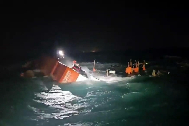 서귀포해양경찰서 등 구조대가 지난 12일 오후 서귀포시 표선면 해상에서 전복 어선 '2066재성호' 선체에 올라 선내 생존자 확인을 위한 타격시험을 하는 모습./ 제주지방해양경찰청