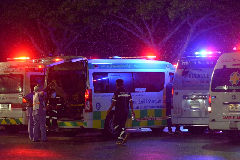 기후변화로 인해 최근 전조현상이 없는 난기류 발생으로 크고 작은 사고 발생 빈도수가 증가하고 있다. 사진은 지난해 5월 난기류를 만난 싱가포르항공 SQ321 여객기가 비상착륙하자 태국 방콕의 수완나품 국제공항에 구급차들이 대기하고 있는 모습. 현지 당국에 따르면 이 사고로 최소 1명이 숨지고 30명이 다쳤다./ 뉴시스