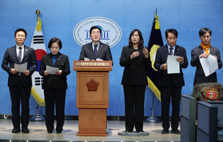 박찬대(왼쪽 세번째) 더불어민주당 원내대표, 정춘생(왼쪽 두번째) 조국혁신당 원내수석부대표, 윤종오(오른쪽 두번째) 진보당 원내대표, 한창민(오른쪽) 사회민주당 대표가 26일 국회 소통관에서 명태균 특검 관련 기자회견을 하고 있다. / 뉴시스