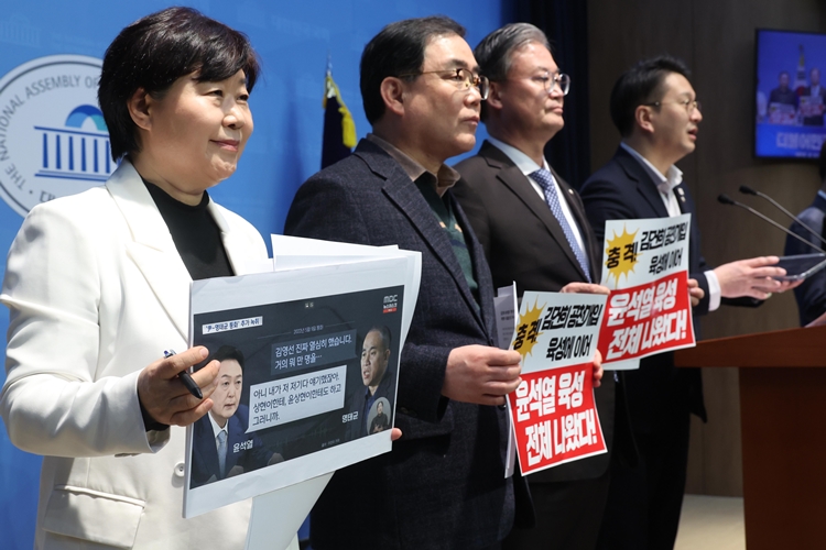 전용기 더불어민주당 의원이 26일 오전 국회에서 열린 명태균 게이트 진상조사단 기자회견에서 윤석열 대통령과 명태균 씨의 녹취록 관련 발언을 하고 있다. / 뉴시스