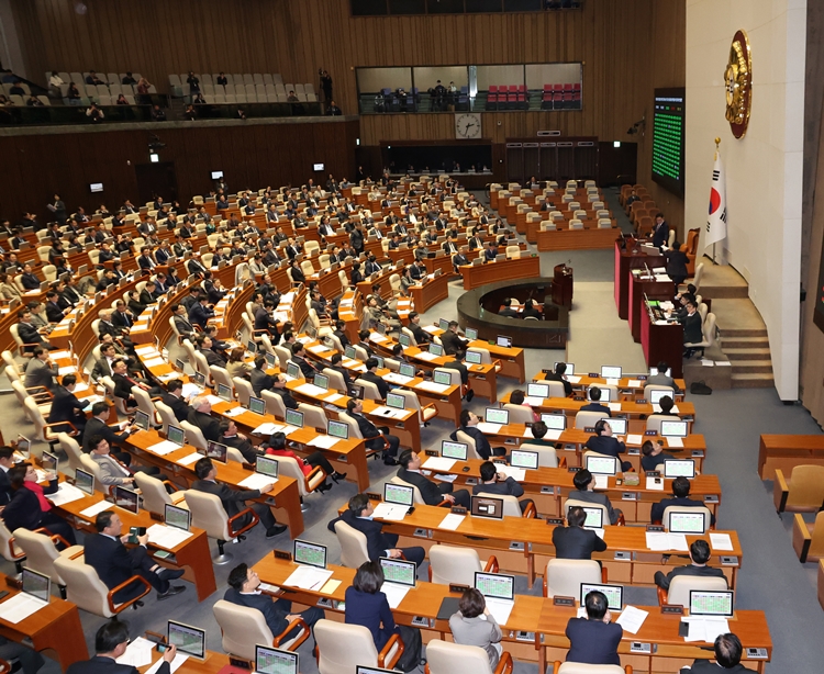 27일 오후 서울 여의도 국회에서 열린 제422회 국회(임시회) 제7차 본회의에서 '가족돌봄 등 위기아동‧청년 지원에 관한 법률'이 가결됐다. / 뉴시스