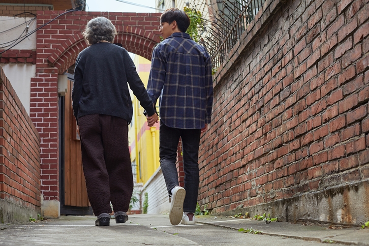 질병이나 장애‧고령 등으로 어려움을 겪는 가족을 돌보는 아동 및 청(소)년을 가족돌봄청년 / 게티이미지뱅크