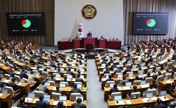 27일 국회에서 열린 제422회국회(임시회) 제7차 본회의에서 명태균 특검법이 통과되고 있다. / 뉴시스