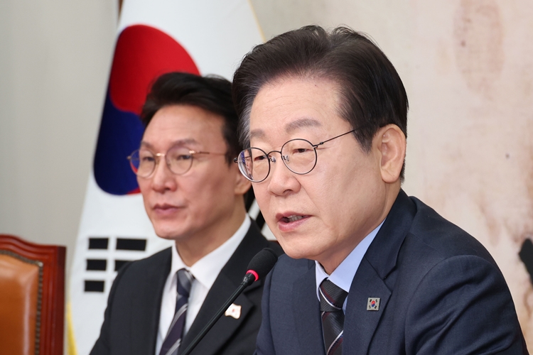 이재명 더불어민주당 대표가 28일 오전 국회에서 열린 확대간부회의에서 발언하고 있다. / 뉴시스