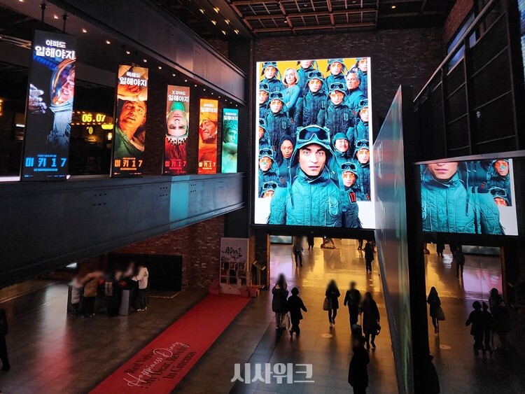 봉준호 감독의 ‘미키 17’가 나흘간 130만 관객을 동원하며 흥행을 이어갔다. / 시사위크DB  