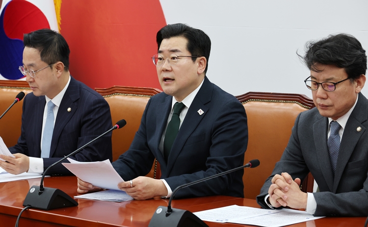 박찬대(가운데) 더불어민주당 원내대표가 4일 오전 국회에서 열린 원내대책회의에서 발언하고 있다. / 뉴시스