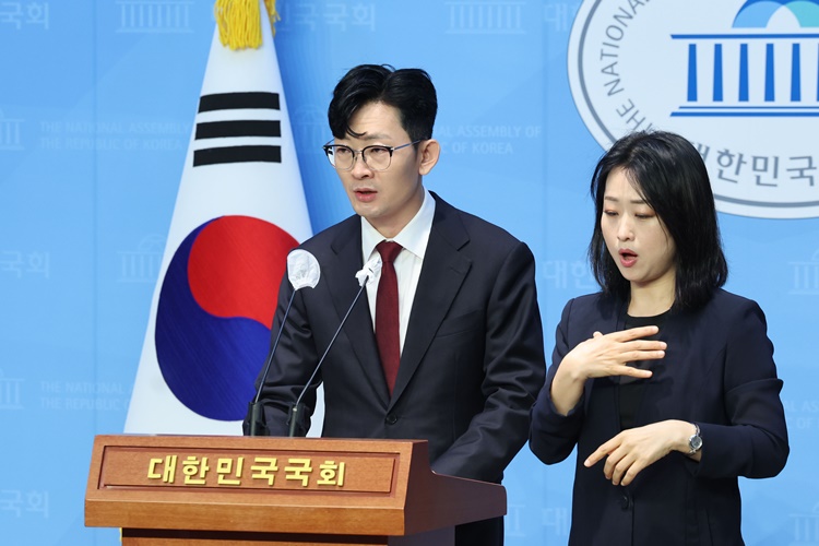 국회 과학기술정보방송통신위원회는 오는 5일 전체회의를 열고 박충권 국민의힘 의원이 발의한 주파수 재할당 대가를 산정할 때 고려할 요소를 담은 ‘전파법’ 개정안을 다룰 예정이다. 사진은 박충권 의원이 지난해 6월 3일 오전 서울 여의도 국회 소통관에서 기자회견을 열고 발언하고 있는 모습. / 뉴시스